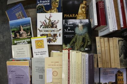 HISTOIRE MEDIEVALE ET ARCHEOLOGIE, 2 cartons...