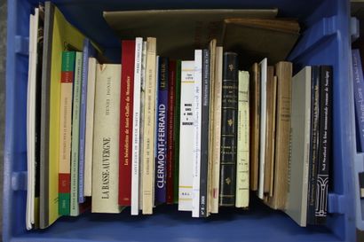 AUVERGNE, 3 caisses de livres et revues modernes...