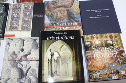 [BEAUX-ARTS MOYEN AGE]. 18 volumes : 
Venise...