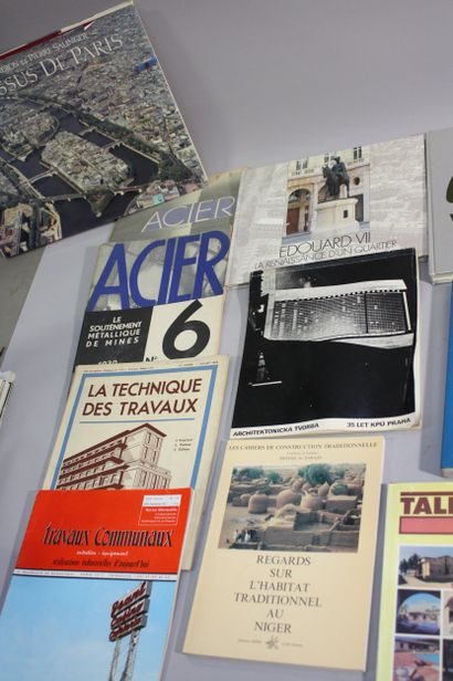 [ARCHITECTURE]. Lot de 17 volumes reliés...