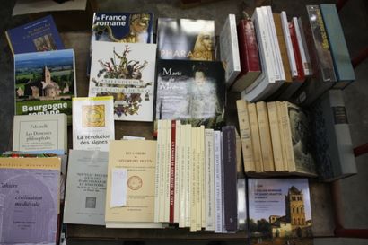 HISTOIRE MEDIEVALE ET ARCHEOLOGIE, 2 cartons...