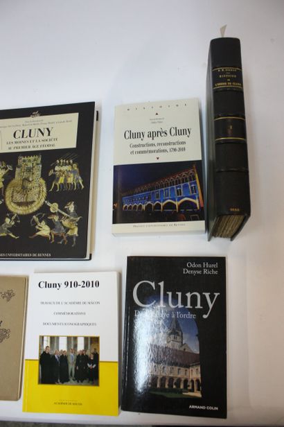 [CLUNY]. 10 volumes modernes : 
Les décors...