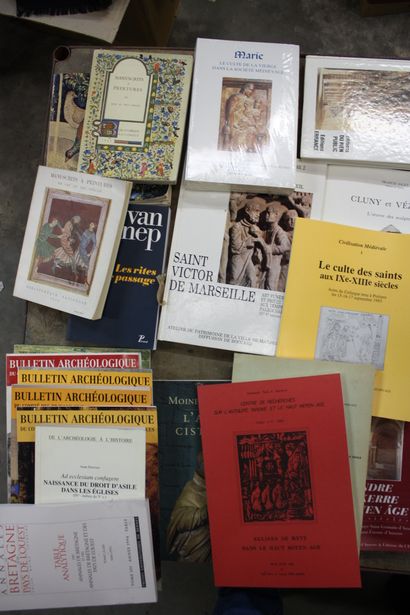 HISTOIRE MEDIEVALE ET ARCHEOLOGIE, 2 cartons...