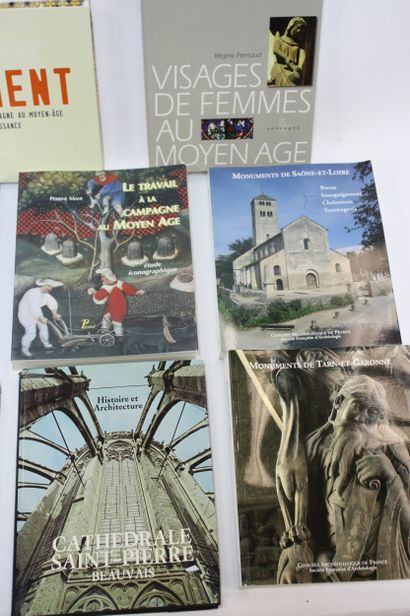 [MOYEN AGE ART RELIGIEUX]. 10 volumes.
Pavement,...