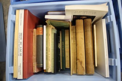 AUVERGNE, 6 caisses dont Almanach de Brioude...