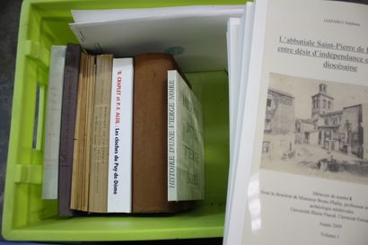 AUVERGNE, 3 caisses de livres et revues modernes...
