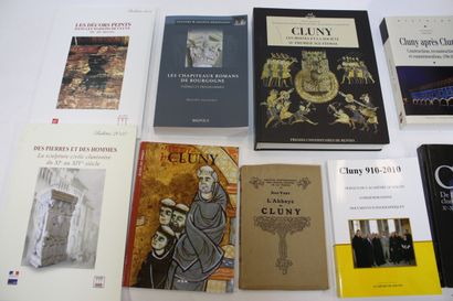 [CLUNY]. 10 volumes modernes : 
Les décors...