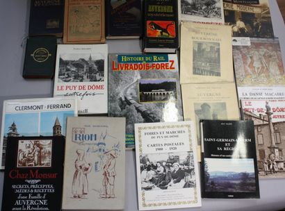 AUVERGNE. Deux cartons de livres et plaquettes...