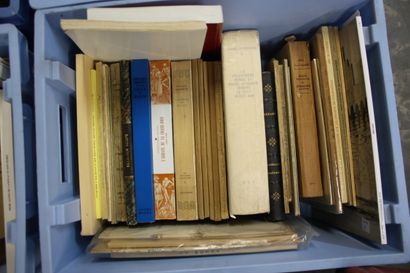 AUVERGNE, 6 caisses dont Almanach de Brioude...