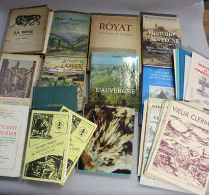 AUVERGNE. Deux cartons de livres et plaquettes...