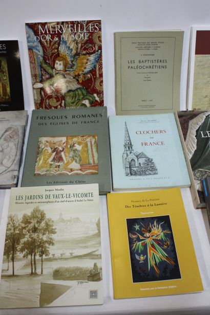 [BEAUX-ARTS ART MEDIEVAL]. 18 volumes : 
L’art...