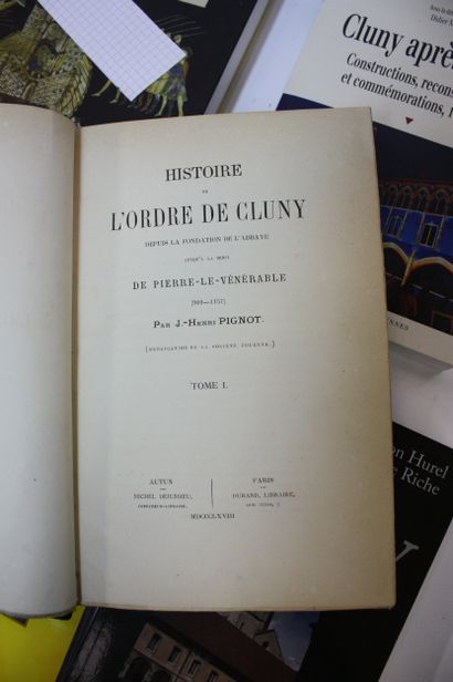 [CLUNY]. 10 volumes modernes : 
Les décors...