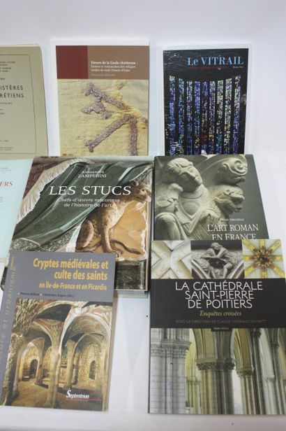 [BEAUX-ARTS ART MEDIEVAL]. 18 volumes : 
L’art...