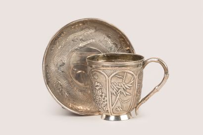 Tasse et sous tasse en argent à décor en...