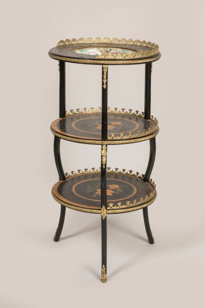 Tripod sellette with 3 trays, the 1st of...