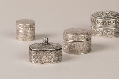Ensemble en argent comprenant : 

- 5 piluliers...
