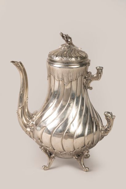 Une théière en argent style Louis XV
PB :...