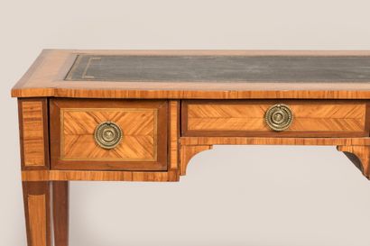 Quadrangular-shaped lady's desk in rosewood...