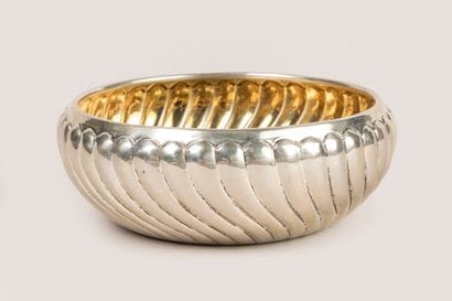 Flat-bottomed silver dish with twisted ribs,...