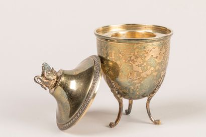 Covered cup in plain vermeil, quadripod model...