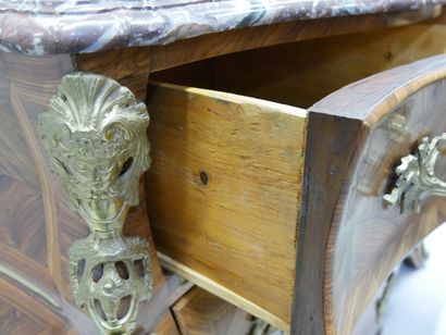 Grave chest of drawers in violet-wood veneer,...