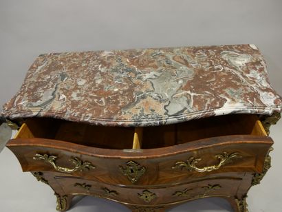 Grave chest of drawers in violet-wood veneer,...