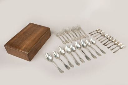 5 couverts possiblement en argent filets...