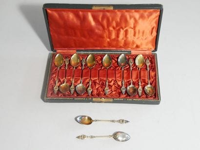 Douze cuillères à moka en argent 
Poinçon...