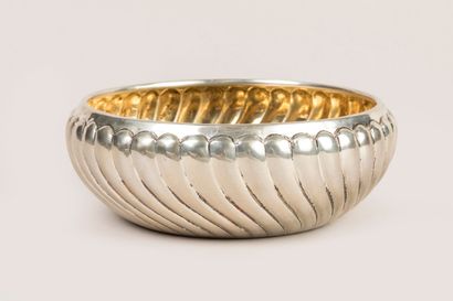 Flat-bottomed silver dish with twisted ribs,...