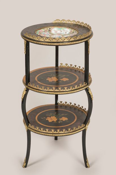 Tripod sellette with 3 trays, the 1st of...