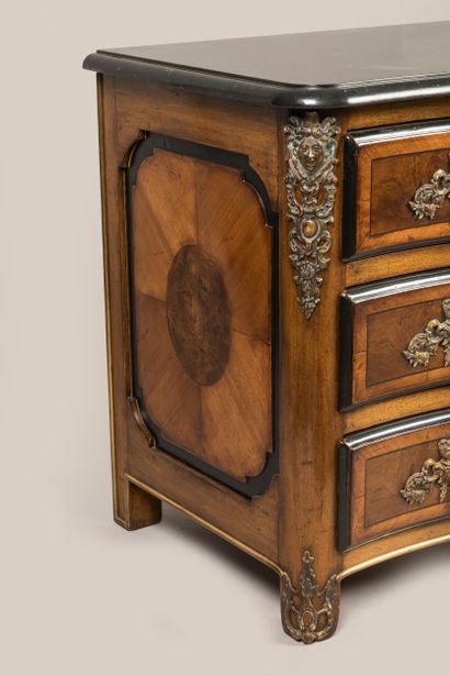 MISSONNIER - Regency-style chest of drawers...