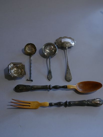 Tea strainer, salad servers, 2 sprinkling...
