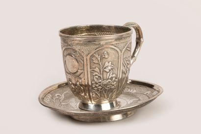 Tasse et sous tasse en argent à décor en...