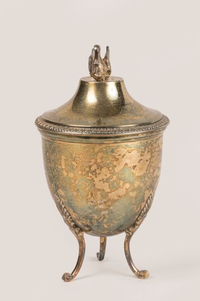 Covered cup in plain vermeil, quadripod model...
