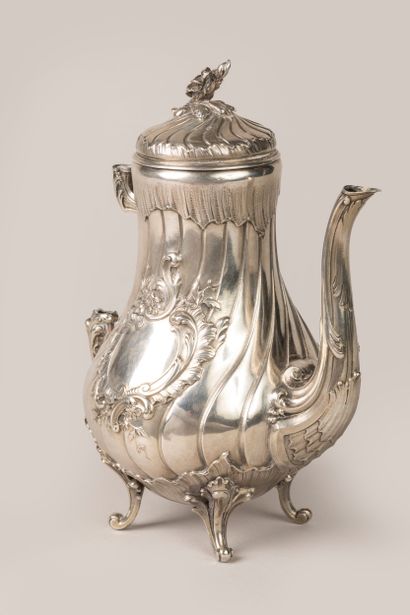 Une théière en argent style Louis XV
PB :...