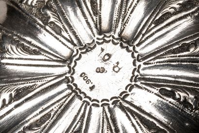 Deux boîtes en argent repoussé d'Asie du...