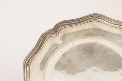 Plat à contours en argent à filets ; poinçon...