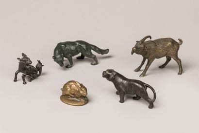 A set of 5 bronze subjects representing animals...