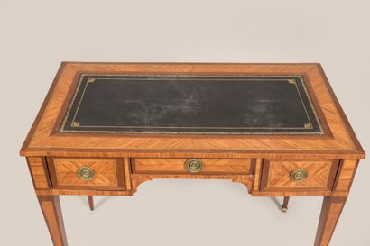 Quadrangular-shaped lady's desk in rosewood...