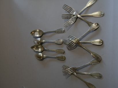 Deux cuillères et cinq fourchettes de table...