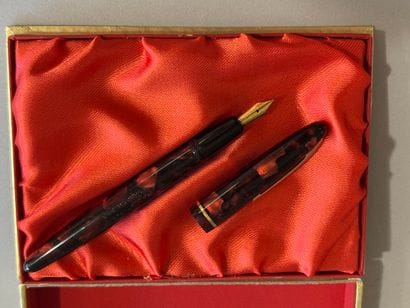 MALLAT - PARIS 
Monarch fountain pen, 750°/°°...