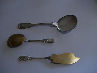 Tea strainer, salad servers, 2 sprinkling...