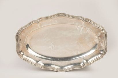 Grand plat oblong en argent à filets ; poinçon...