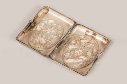 Boîte en argent repoussé d'Asie du Sud-Est...