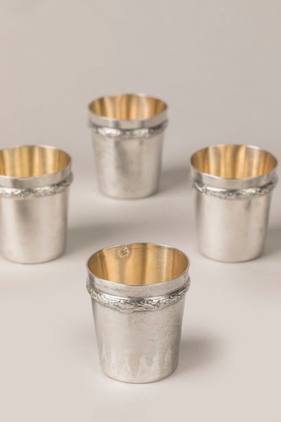 Huit verres à liqueur en argent 950°/°° à...