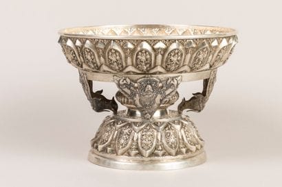 Coupe sur pieds en argent d'Asie du Sud-Est...