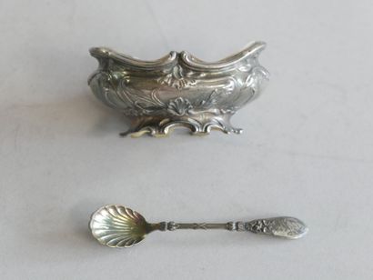 Quatre salerons et leur pelle à sel en argent,...