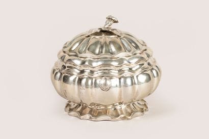 Round-shaped covered silver box with ribbed...