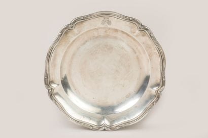 Plat à contours en argent à filets et agrafes...