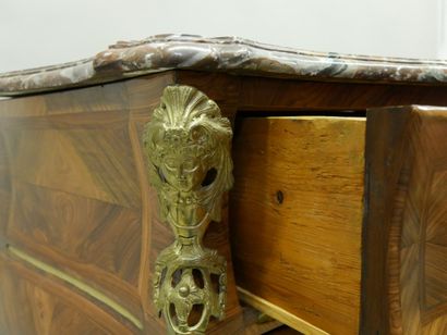 Grave chest of drawers in violet-wood veneer,...